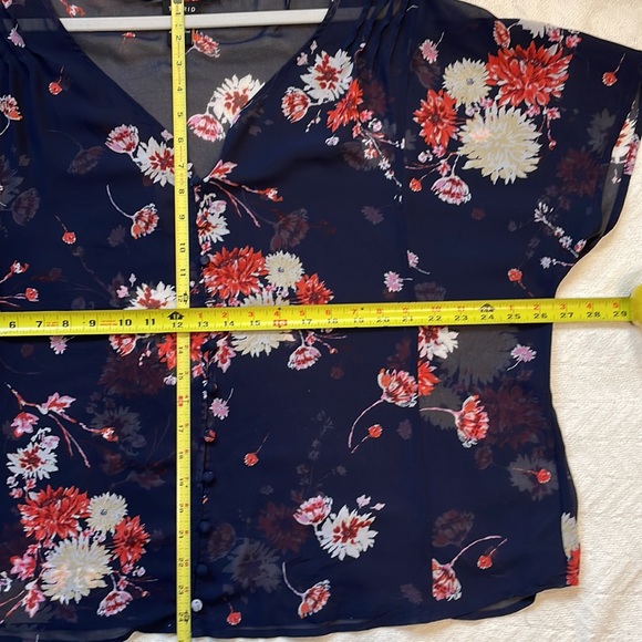 Torrid Floral Chiffon Blouse Sheer Layer Top Size 2 Navy/Red Button SS V Neck - Picture 7 of 7